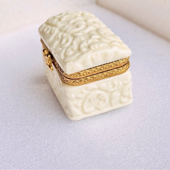 VINTAGE Hollywood Regency Ivory Ceramic Trinket Box w Gold Trim Bow & Hinge - Picture 3 of 16